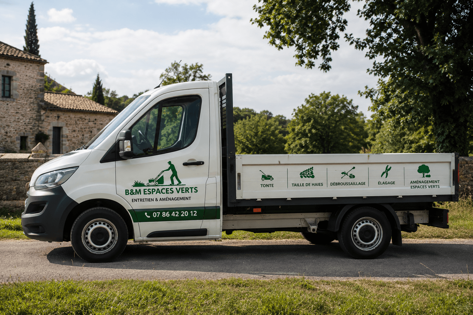 Camion B&M Espaces Verts à Condom dans le Gers - tonte, taille de haies, débroussaillage, élagage, aménagement